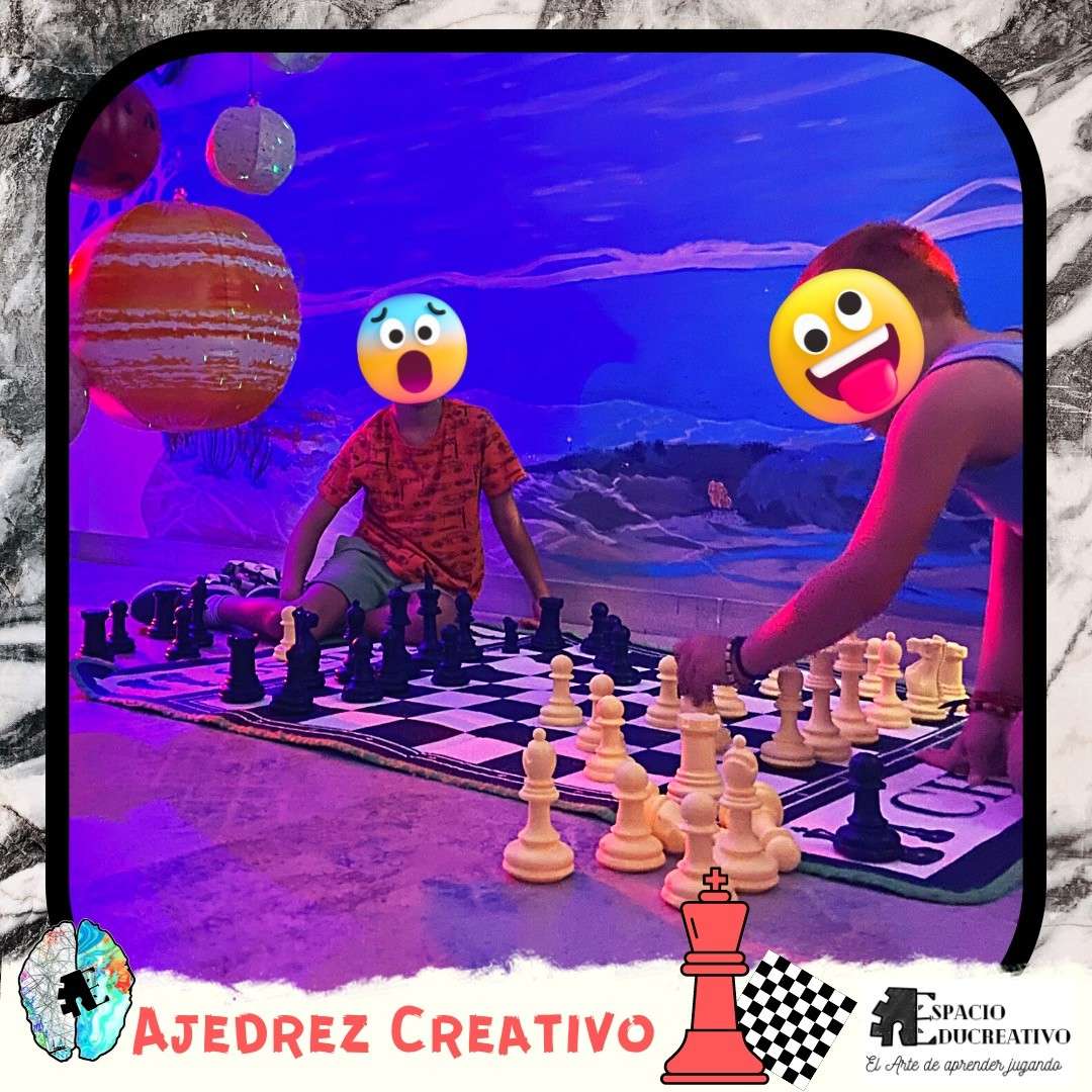 Dos niños jugando ajedrez creativo con piezas mas grandes de lo habitual